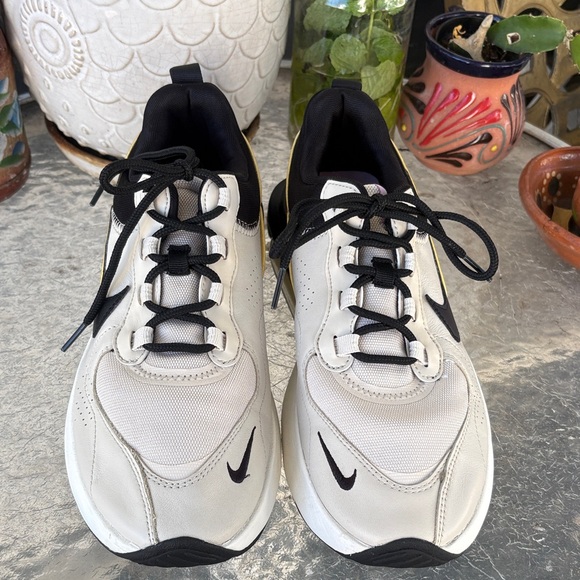 Nike Black and White Athletic Shoes - Picture 2 of 8